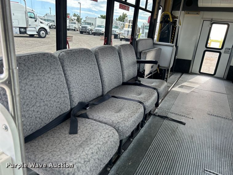 image for item EG1443 2001 Ford E450 shuttle bus