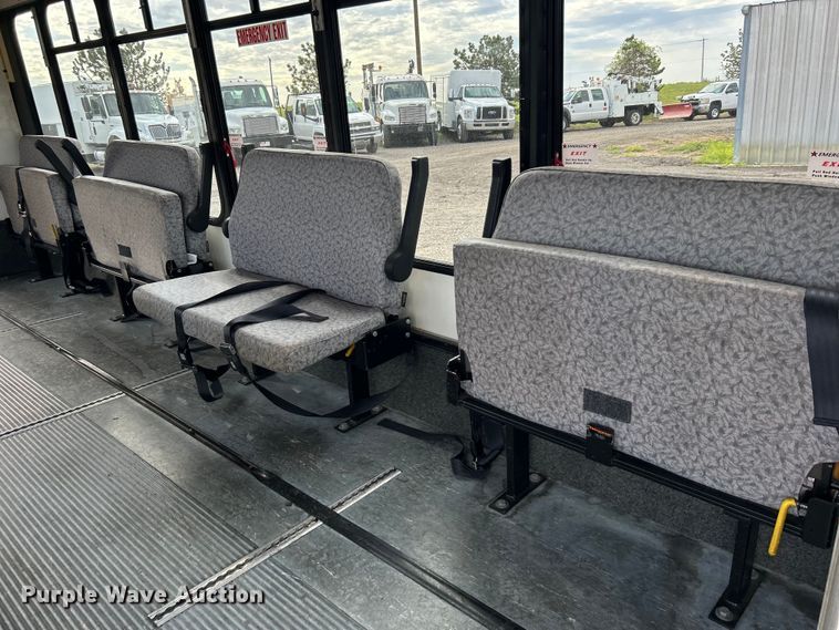 image for item EG1443 2001 Ford E450 shuttle bus