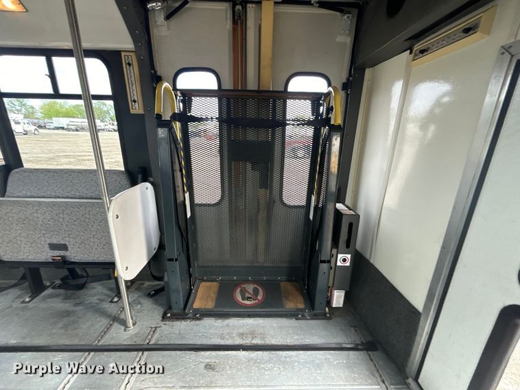 image for item EG1443 2001 Ford E450 shuttle bus