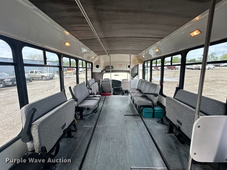 image for item EG1443 2001 Ford E450 shuttle bus