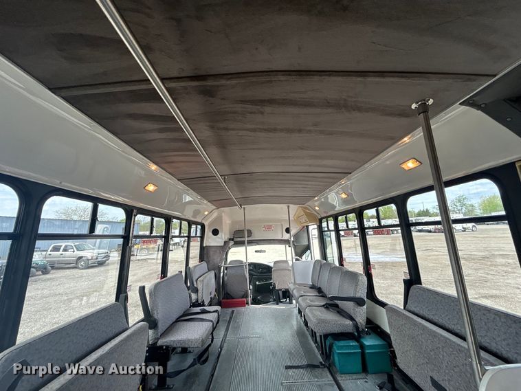 image for item EG1443 2001 Ford E450 shuttle bus