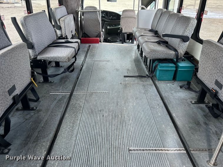 image for item EG1443 2001 Ford E450 shuttle bus