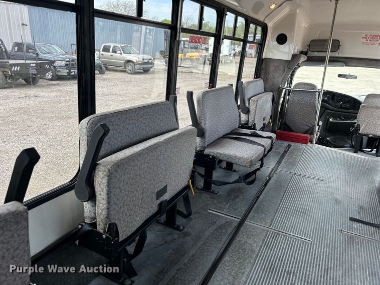 image for item EG1443 2001 Ford E450 shuttle bus