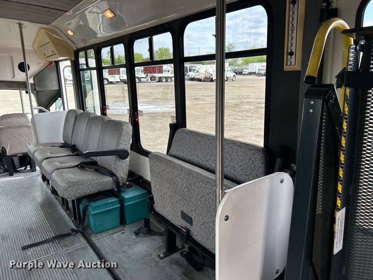 image for item EG1443 2001 Ford E450 shuttle bus