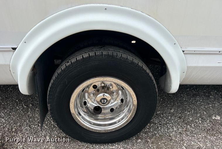 image for item EG1443 2001 Ford E450 shuttle bus