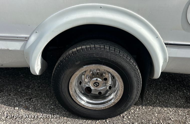 image for item EG1443 2001 Ford E450 shuttle bus