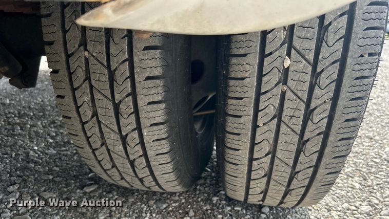 image for item EG1443 2001 Ford E450 shuttle bus