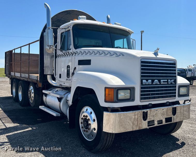 image for item EG1447 2000 Mack CH613 flatbed truck