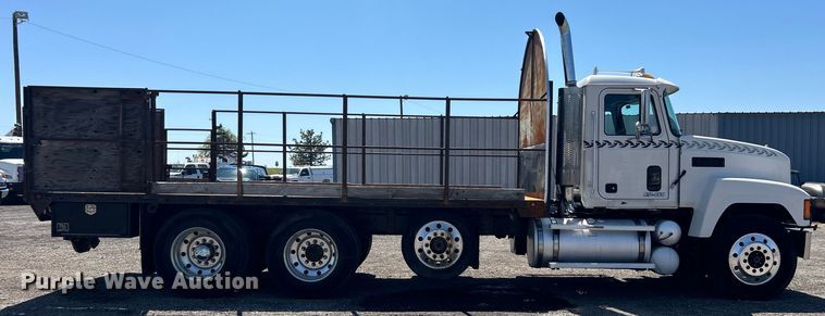 image for item EG1447 2000 Mack CH613 flatbed truck