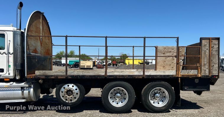 image for item EG1447 2000 Mack CH613 flatbed truck