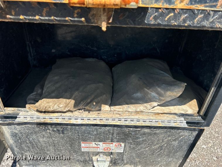 image for item EG1447 2000 Mack CH613 flatbed truck