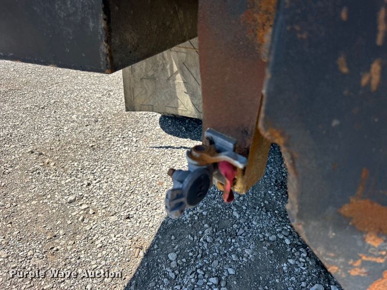 image for item EG1447 2000 Mack CH613 flatbed truck