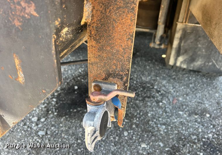 image for item EG1447 2000 Mack CH613 flatbed truck