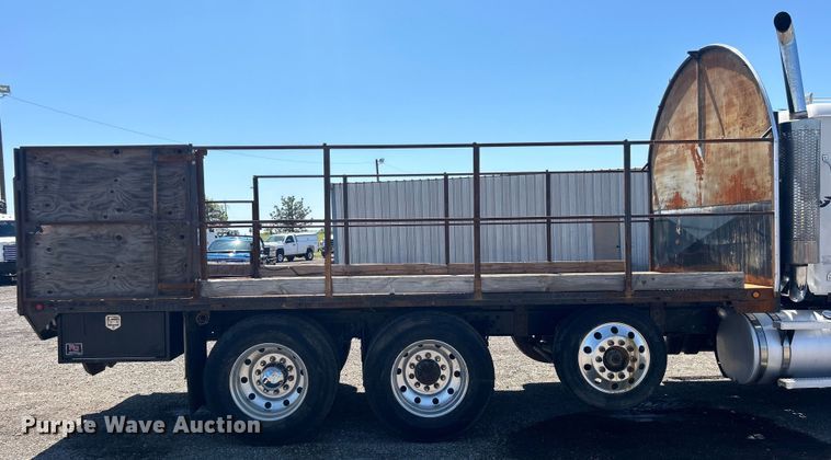 image for item EG1447 2000 Mack CH613 flatbed truck