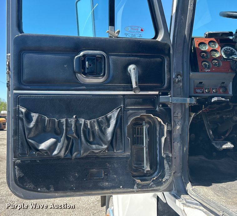 image for item EG1447 2000 Mack CH613 flatbed truck