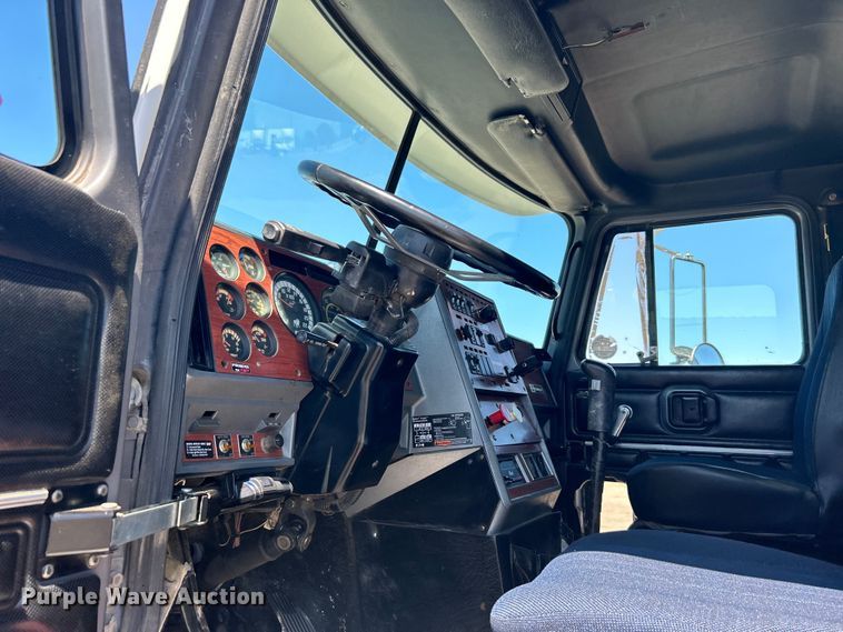 image for item EG1447 2000 Mack CH613 flatbed truck