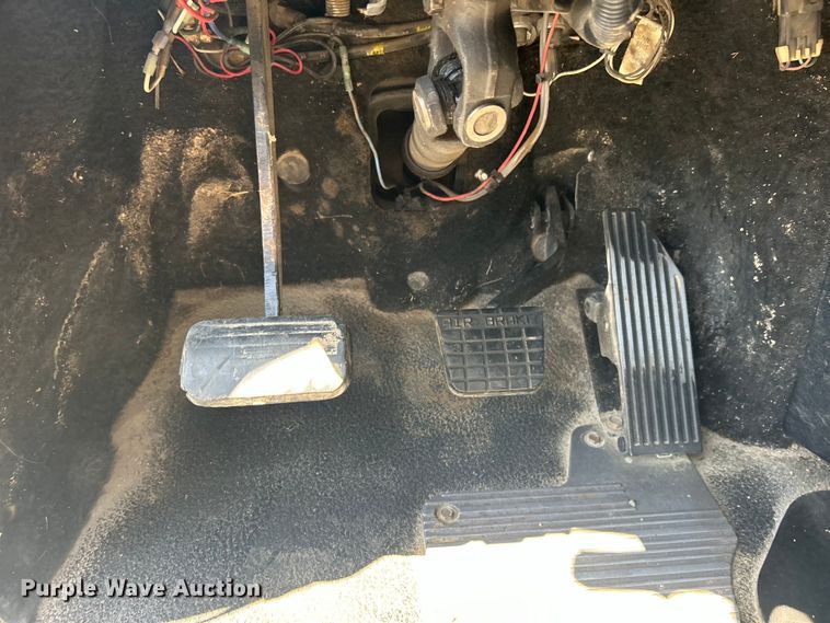 image for item EG1447 2000 Mack CH613 flatbed truck