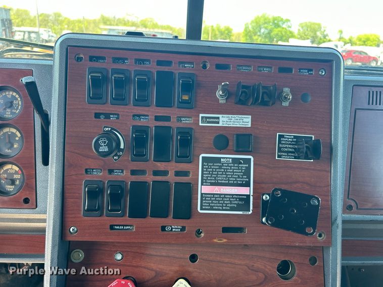 image for item EG1447 2000 Mack CH613 flatbed truck