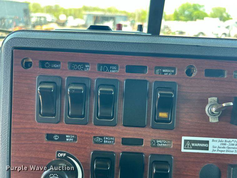 image for item EG1447 2000 Mack CH613 flatbed truck