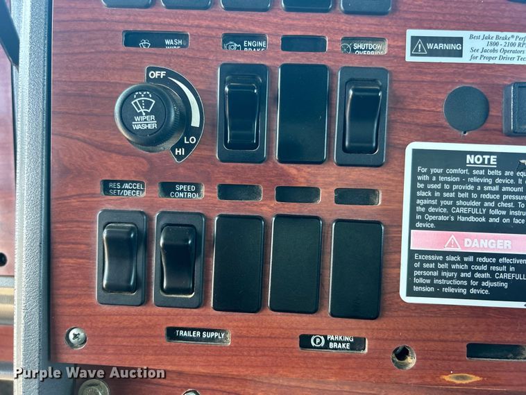 image for item EG1447 2000 Mack CH613 flatbed truck