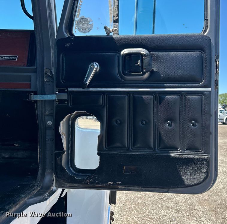 image for item EG1447 2000 Mack CH613 flatbed truck