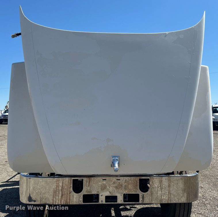 image for item EG1447 2000 Mack CH613 flatbed truck