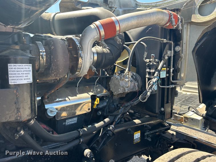 image for item EG1447 2000 Mack CH613 flatbed truck