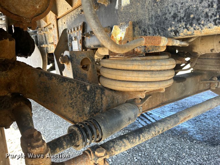 image for item EG1447 2000 Mack CH613 flatbed truck