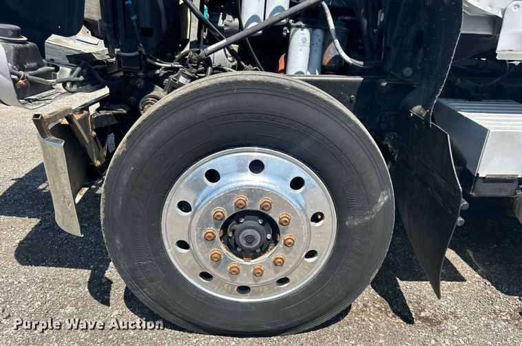 image for item EG1447 2000 Mack CH613 flatbed truck