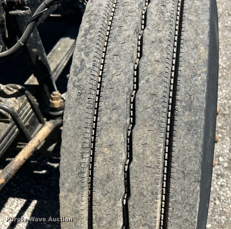 image for item EG1447 2000 Mack CH613 flatbed truck