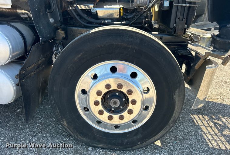 image for item EG1447 2000 Mack CH613 flatbed truck