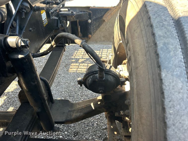 image for item EG1447 2000 Mack CH613 flatbed truck