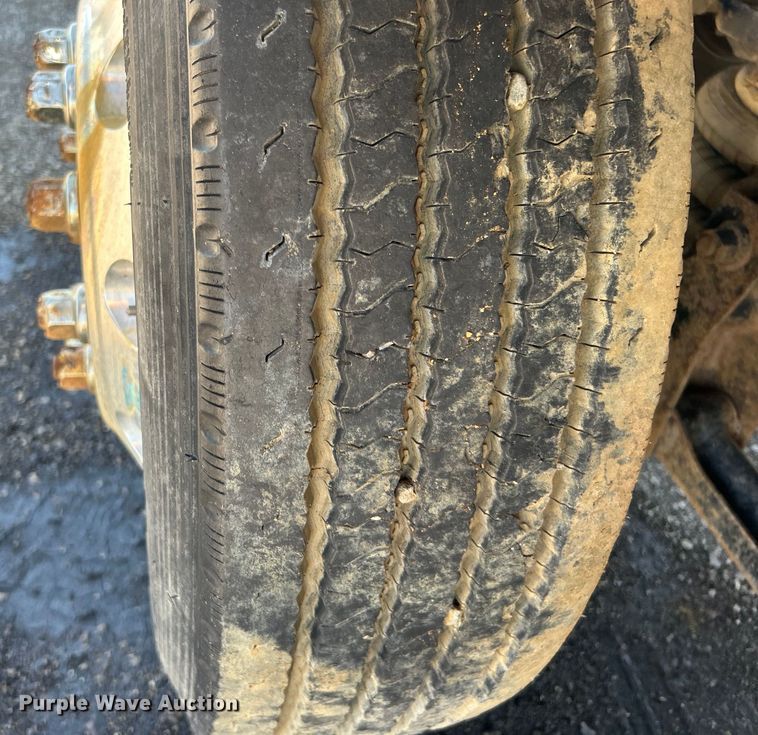 image for item EG1447 2000 Mack CH613 flatbed truck