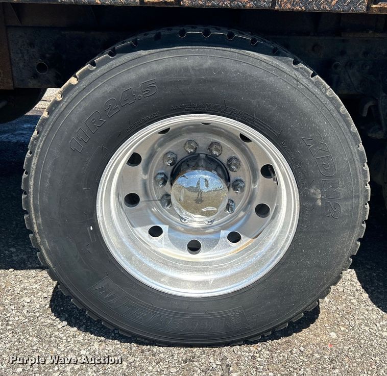 image for item EG1447 2000 Mack CH613 flatbed truck