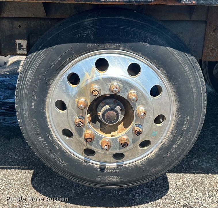 image for item EG1447 2000 Mack CH613 flatbed truck