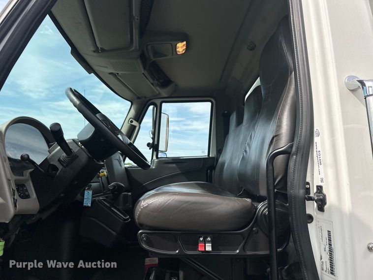 image for item EG1496 2015 International  4300 SBA box truck