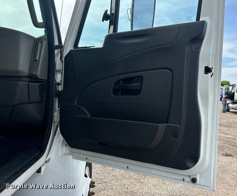 image for item EG1496 2015 International  4300 SBA box truck