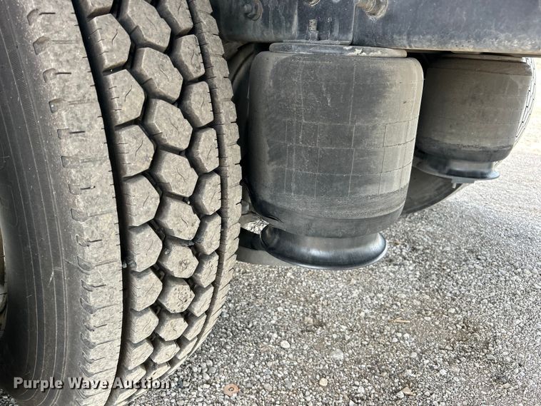 image for item EG1496 2015 International  4300 SBA box truck