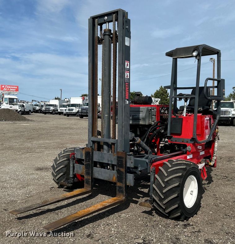 image for item EG1497 2001 Moffett M5500 forklift