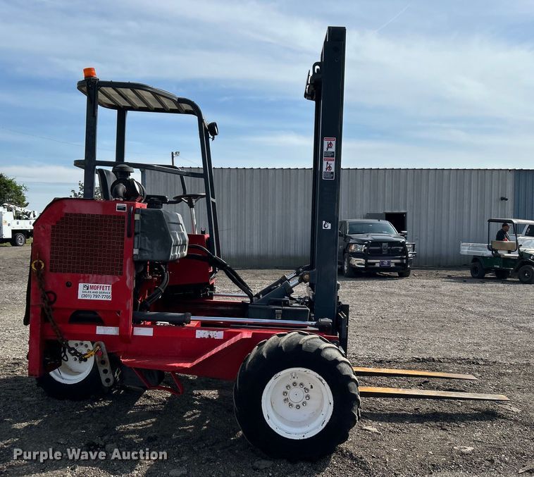 image for item EG1497 2001 Moffett M5500 forklift