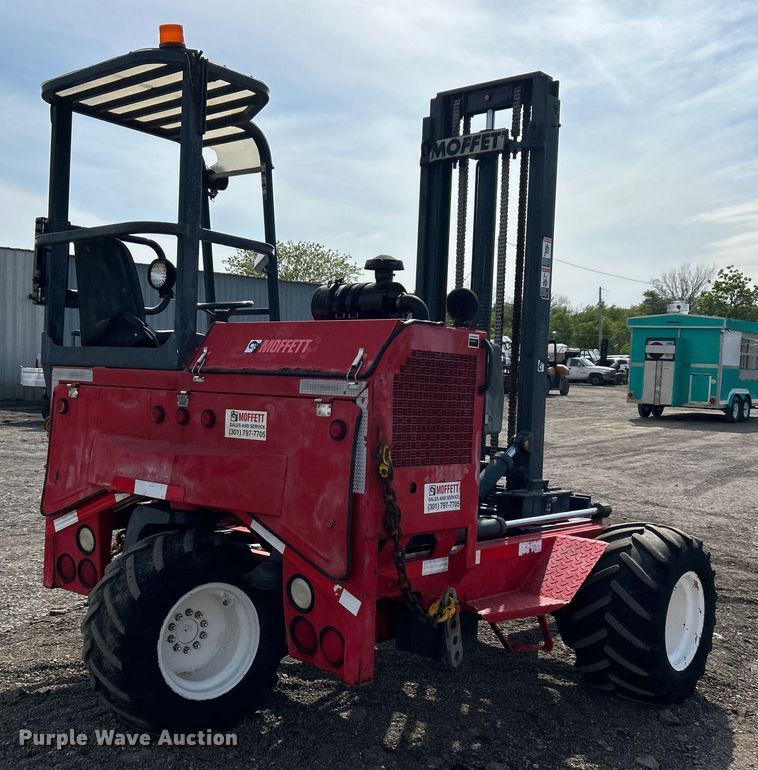 image for item EG1497 2001 Moffett M5500 forklift