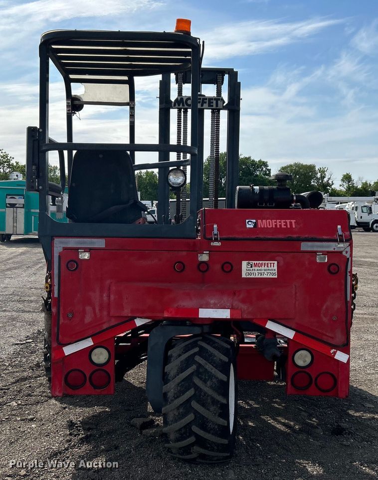 image for item EG1497 2001 Moffett M5500 forklift