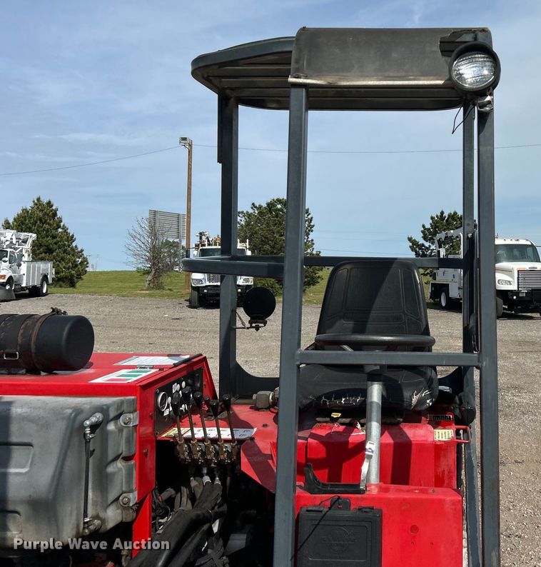 image for item EG1497 2001 Moffett M5500 forklift