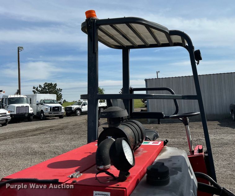 image for item EG1497 2001 Moffett M5500 forklift