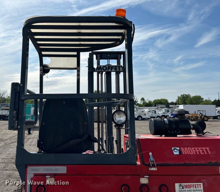 image for item EG1497 2001 Moffett M5500 forklift