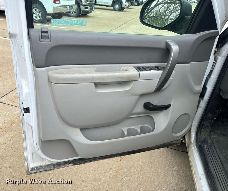 image for item EH6680 2012 Chevrolet Silverado 1500 Ext. Cab pickup truck