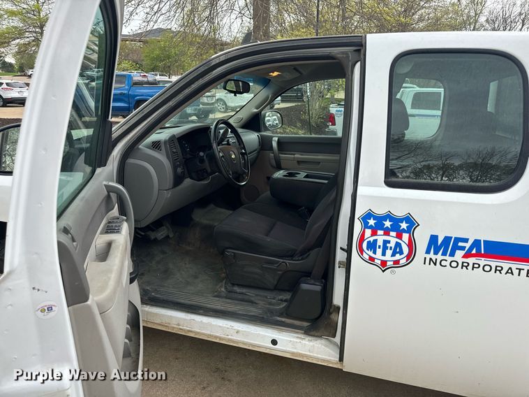 image for item EH6680 2012 Chevrolet Silverado 1500 Ext. Cab pickup truck