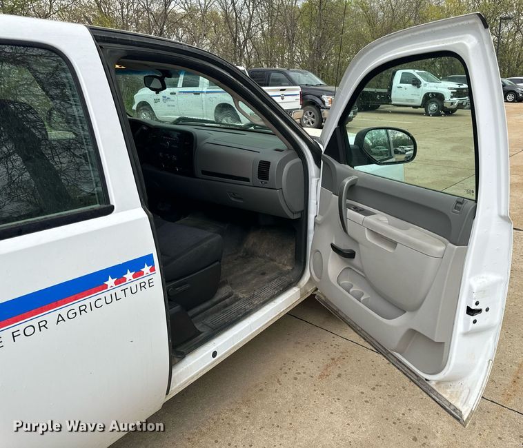 image for item EH6680 2012 Chevrolet Silverado 1500 Ext. Cab pickup truck