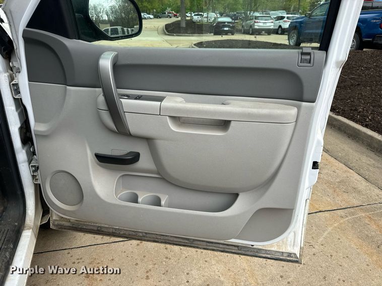 image for item EH6680 2012 Chevrolet Silverado 1500 Ext. Cab pickup truck