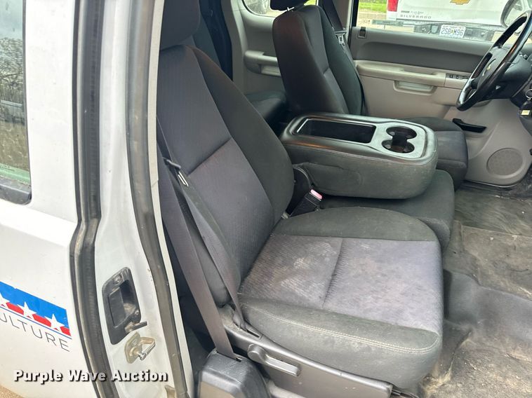 image for item EH6680 2012 Chevrolet Silverado 1500 Ext. Cab pickup truck